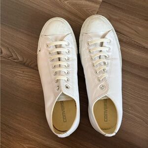 Men’s Size 9 Low Top Converses